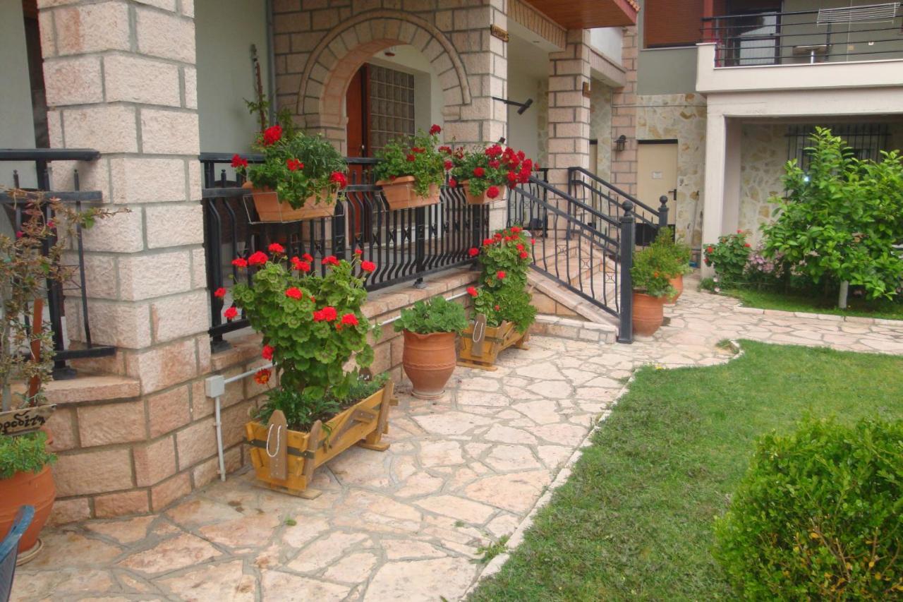 Simos *
