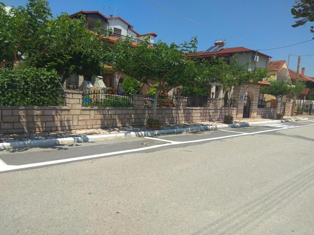 Simos *